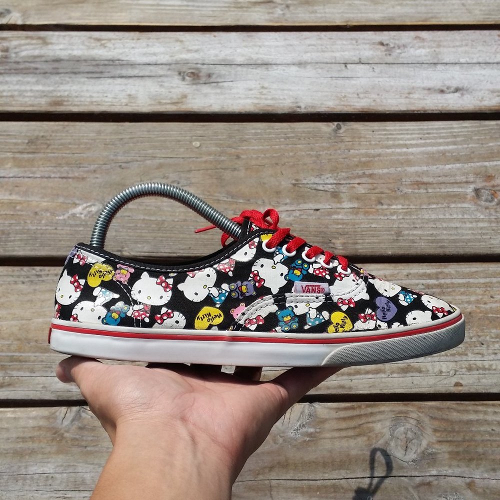 Women Vans Off the Wall x Hello Kitty Sneakers